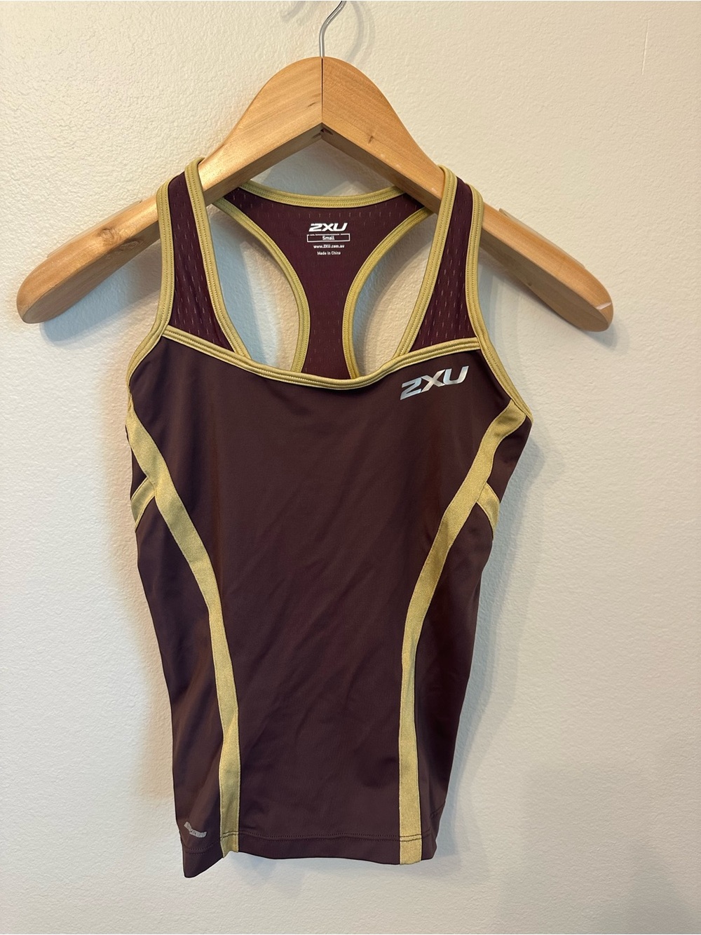 2XU Maroon and Gold Racerback Athletic Tank Top